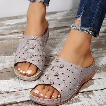 Удобные женские босоножки на танкетке на мягкой подошве для повседневной и уличной носки 35 красный