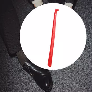 Удобный рожок для обуви для всех членов семьи красный