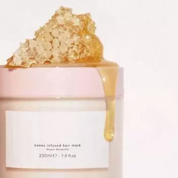 Ухаживающая маска для волос нежна, ухаживает, восстанавливает, сушит, увлажняет и подходит для различных типов волос.