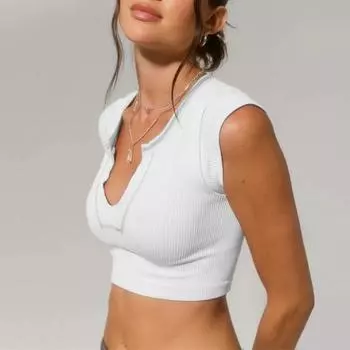 Укороченный топ в рубчик с V-образным вырезом и летящими рукавами. Женская однотонная однотонная футболка облегающего кроя.