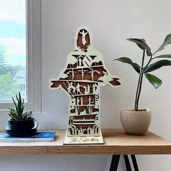 Украшает дом деревянными поделками и украшениями One Size