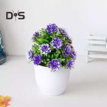 Украшение искусственных цветов. Красивый шикарный балкон. Миниатюрные искусственные горшечные растения. красный