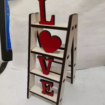 Украшение в виде деревянной лестницы для стола ко Дню святого Валентина