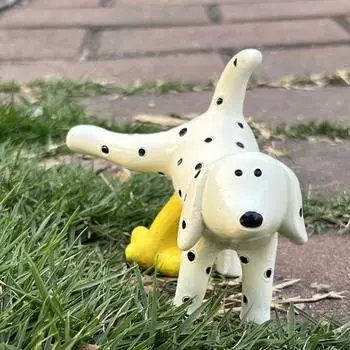 Украшение в виде писающей пятнистой собаки из смолы, фигурка щенка далматина, мультяшная писающая статуя далматина для украшения стола в саду и в помещении Dog