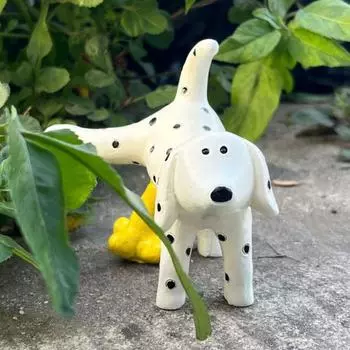 Украшение в виде писающей пятнистой собаки из смолы, фигурка щенка далматина, мультяшная писающая статуя далматина для украшения стола в саду и в помещении Dog
