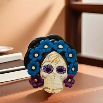 Украшения в виде черепа ведьмы. Фигурка в виде черепа ко Дню мертвых. Многоцветный узорчатый мексиканский стиль. оранжевый