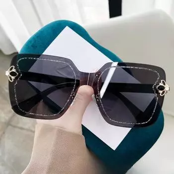 Ультрасовременные легкие солнцезащитные очки класса люкс с блестящими линзами и ультрасовременными солнцезащитными очками в роскошном стиле