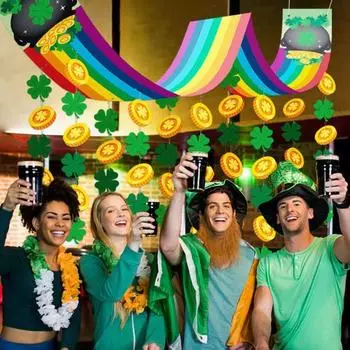 улица. Радужные потолочные украшения ко Дню Святого Патрика, длинный радужный подвесной баннер с золотой счастливой нитью