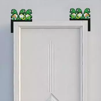 улица. Украшение на дверную раму в виде ирландского клевера, деревянная табличка на дверной угол A