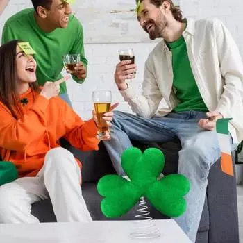 улица. Украшение на верхушку дерева в виде клевера на День Святого Патрика, плюшевый трилистник на удачу, металлическое украшение на верхушку дерева