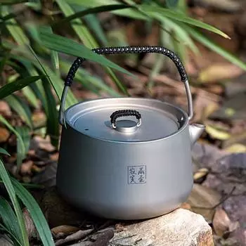 Уличный чайник емкостью 1 л. Безопасно в использовании. Удобная ручка. Удобный, устойчивый к высоким температурам. Большая емкость. Кипячение воды. Нескользящий походный чайник из титанового сплава. серебряный