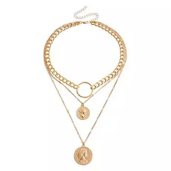 Уличный снимок хип-хопа-хипстера, двухслойная геометрическая преувеличенность, толстая алюминиевая цепь, красивая голова, простой портрет, ожерелье из монет, женщина