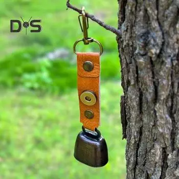 Уличный звонок с громким чистым звуком для отпугивания медведей. Искусственная кожа. Легко крепится и снимается. Пряжка для подвешивания на сумки, палатки, велосипеды, скребок для гриля.