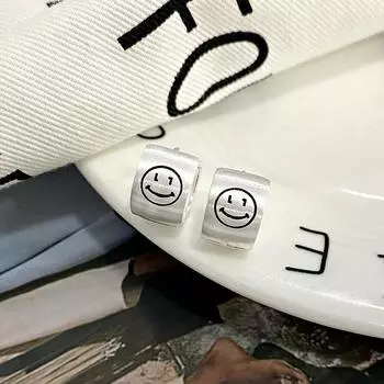 Улыбающееся лицо пуговицы для ушей нишевый дизайн милый маленький выражение личности универсальный новый стиль серьги