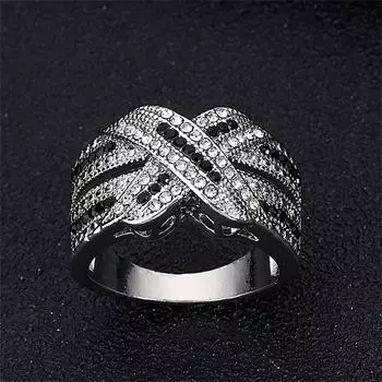 Уникальное кольцо с цирконом в форме креста и контрастными черными и белыми камнями. Стильное эффектное изделие на любой случай. Модный ювелирный аксессуар. 6