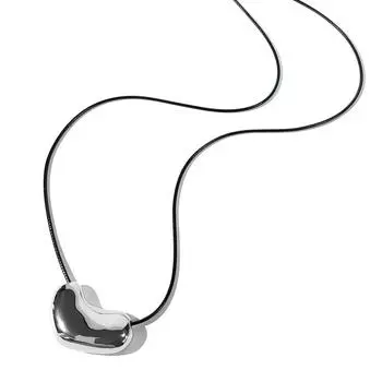 Уникальное колье-чокер из веревки с подвеской-завитком на кожаном шнурке. Идеально для повседневной носки или ежедневного использования. Модный аксессуар для подарка. серебряный