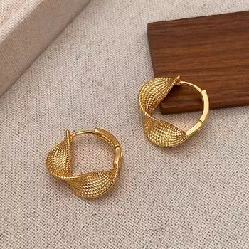 Уникальные серьги с плиссированным завитком - Стильный, нишевый дизайн для универсальной холодной моды