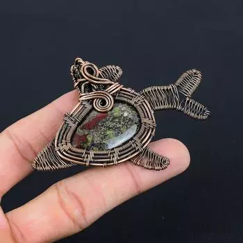 Уникальный драгоценный камень из яшмы с кровью дракона ручной работы из чистой медной проволоки, обернутый рыбой, кулон, ювелирные изделия 2.55 Inches зелёный