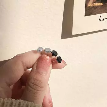 Унисекс серебряные черные геометрические многоугольные крошечные серьги-гвоздики для женщин и мужчин, подарочные украшения для ушей чёрный