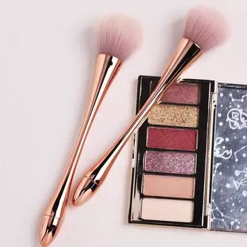 Универсальная кисть для макияжа с отделкой цвета розового золота, идеальна для румян, хайлайтера и пудры. синий