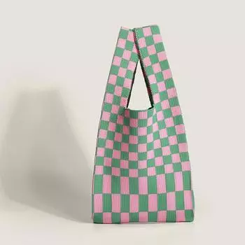 Универсальная модная вязаная сумка в клетку контрастного цвета с интересным дизайном. Сумка на одно плечо. Сумка для покупок.