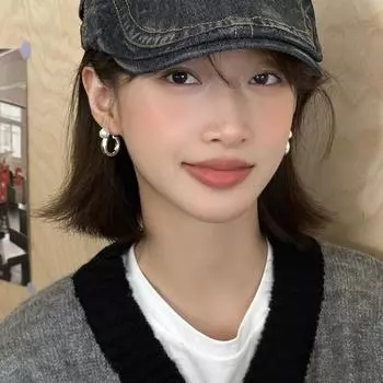 Универсальные маленькие серьги-гвоздики из свежего жемчуга для женщин, нишевый индивидуальный дизайн, чувство высокого класса, модные новые серьги A pair of copper