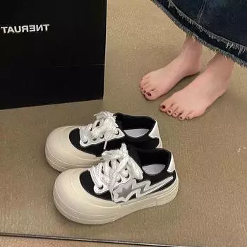 Универсальные туфли на толстой подошве для женщин 2024 года, лето, новый нишевый дизайн, нескользящие повседневные маленькие белые туфли с большой головой, прилив 35 чёрный