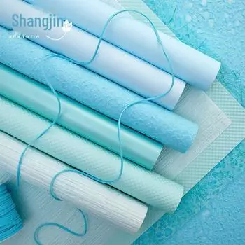 «Упаковочная бумага с цветочным узором «Ледяной Голубой»: Упаковка для подарка в виде однотонного букета