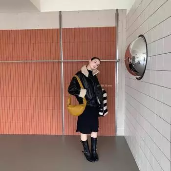 URR Room2024AW Ретро-американская кожаная мотоциклетная куртка с меховой отделкой One Size чёрный