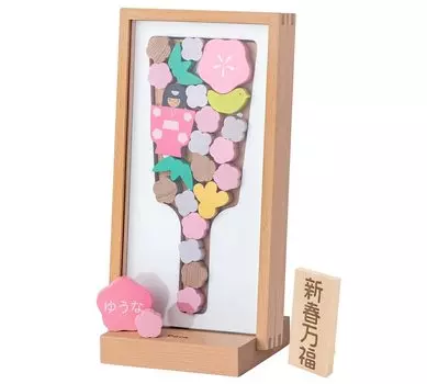 Услуга гравировки имени на деревянной бирке «Манпуку» доступна, если вы вернете открытку после получения подарка для девочки.