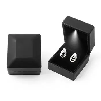 Устойчивый к пятнам контейнер для колец со светодиодной подсветкой, коробка для обручальных колец с магнитным дизайном для свадебных принадлежностей, компактный портативный чёрный