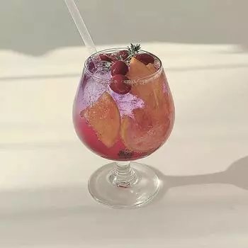 Утолщенный бокал для красного вина с коротким основанием, прозрачное стекло, простой бар, шампанское, холодный напиток, сок, иностранное вино, стакан для воды