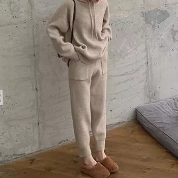 Уютный женский комплект из свитера с капюшоном и трикотажных брюк-морковок — идеальный вариант для осени/зимы M