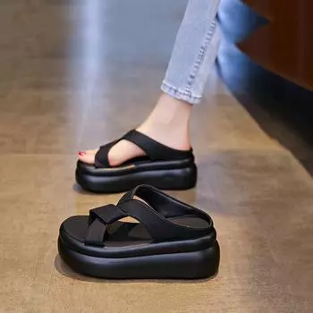 Увеличивающие рост пляжные сандалии на высоком каблуке с мягкой подошвой для женщин, летняя одежда 2025 года, новый стиль, женские сандалии-бисквиты с небольшой толстой подошвой 35 чёрный