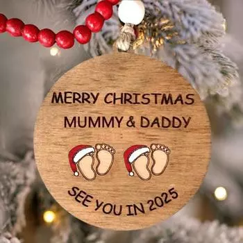 Увидимся в 2025 году. Рождественское украшение. Деревянное украшение в виде отпечатка ноги ребенка. Рождественская елка. Подвеска. A