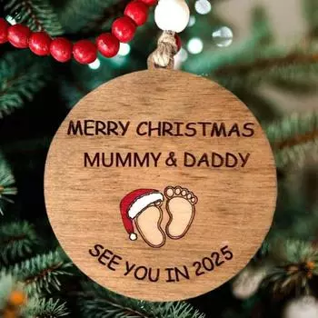 Увидимся в 2025 году. Рождественское украшение в виде деревянного отпечатка стопы ребенка. Подвесная подвеска на рождественскую елку для молодых родителей. A
