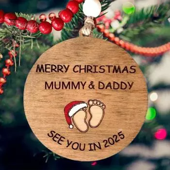 Увидимся в 2025 году. Рождественское украшение в виде деревянного отпечатка стопы ребенка. Подвесная подвеска на рождественскую елку для молодых родителей. B