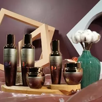 Увлажнение женской кожи 1+1 лосьон+1 крем+1 эссенция+1 крем для глаз+1 Wcbcce3 Basic products/20