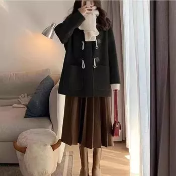 В этом году на осень и зиму популярны короткие шерстяные пальто с роговыми пуговицами для женщин — это новые и высококачественные модели для невысоких людей. S