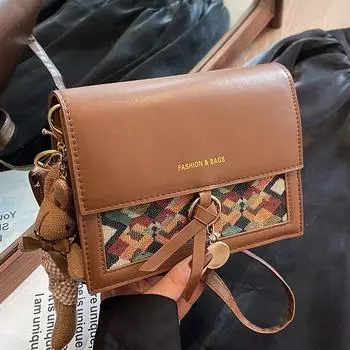 В этом году на пике популярности находятся высококачественные фактурные сумки-мессенджеры, модные универсальные сумки через плечо в стиле ретро небольшого размера и квадратной формы.