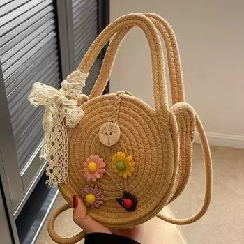 В этом году на пике популярности сумки ручной работы — женские модные сумки-мессенджеры из соломы и женские туристические пляжные сумки.