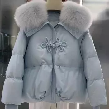 В этом году нежная ветровка светло-голубого цвета с хлопковой подкладкой пользуется популярностью среди женщин, представляя новую зимнюю куртку Xiaoxiangfeng с хлопковой подкладкой. S