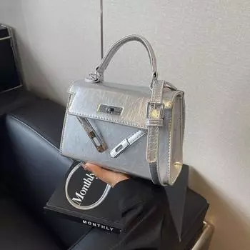 В этом году особой популярностью пользуются нишевые сумки: новые модные женские сумки-мессенджеры 2024 года с замком, высококачественные сумки-мессенджеры на одно плечо в зарубежном стиле. чёрный