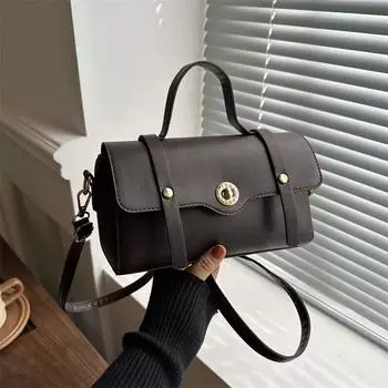 В этом году популярна простая новая весенняя сумка-кроссбоди Boston Retro 2024, однотонная, небольшого размера, квадратная. чёрный