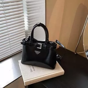 В этом году популярна вместительная женская сумка через плечо 2024 года, а также небольшая квадратная сумка. 23*9*16.5 чёрный