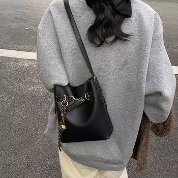 В этом году популярная большая сумка для подмышек для женщин 2024 года, новая сумка-мессенджер в иностранном стиле, корейская ретро-нишевая сумка-ведро Without pendant чёрный