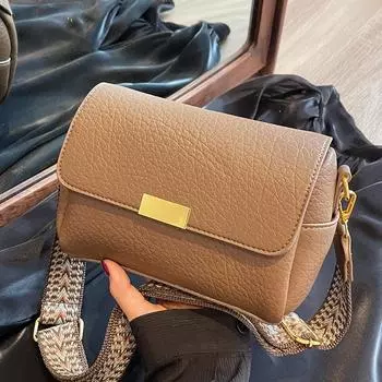 В этом году популярная маленькая сумка женская 2024 новая простая и универсальная широкополосная сумка-мессенджер через плечо текстура популярная маленькая квадратная сумка чёрный