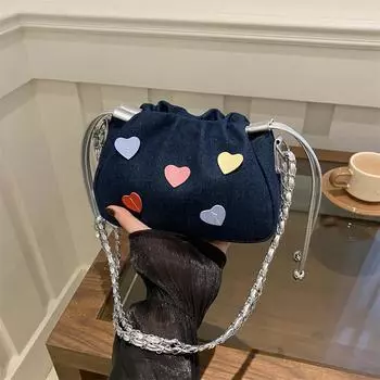 В этом году популярная маленькая сумка-мессенджер с завязками на цепочке персикового цвета 2024 года, новая модная универсальная повседневная сумка-ведро белый