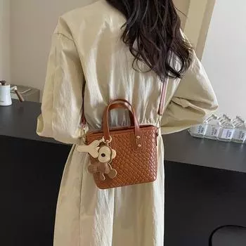 В этом году популярная маленькая женская сумка 2024 года, летняя новая переносная сумка-ведро, простая иностранная сумка-мессенджер контрастного цвета