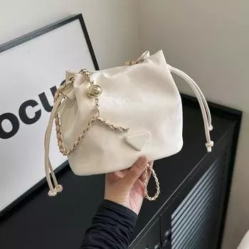 В этом году популярная сумка женская 2024 новая модная женская сумка-мессенджер через плечо с цепочкой, нишевая сумка-ведро с ремнем для накачки газа белый